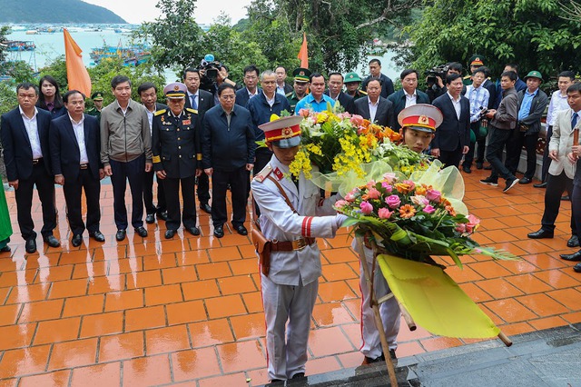 Chùm ảnh: Thủ tướng tưởng niệm các anh hùng, liệt sĩ tại Bến tàu Không số Vũng Rô - Ảnh 5.