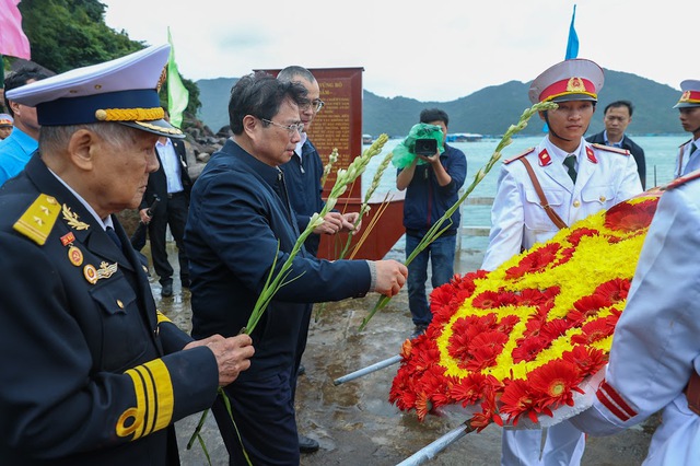 Chùm ảnh: Thủ tướng tưởng niệm các anh hùng, liệt sĩ tại Bến tàu Không số Vũng Rô - Ảnh 6.