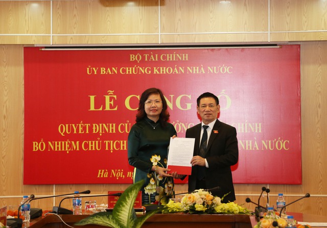 Bà Vũ Thị Chân Phương làm Chủ tịch Ủy ban chứng khoán nhà nước - Ảnh 1. Bà Vũ Thị Chân Phương làm Chủ tịch Ủy ban chứng khoán nhà nước - Ảnh 1.