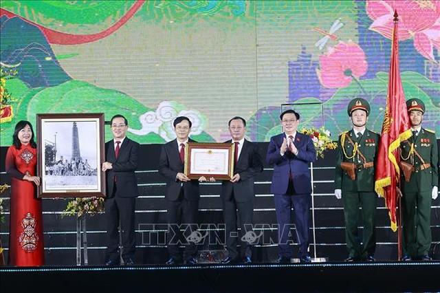 Chủ tịch Quốc hội Vương Đình Huệ dự Lễ Kỷ niệm 60 năm thành lập thành phố Vinh, 235 năm Phượng Hoàng Trung Đô - Ảnh 2.