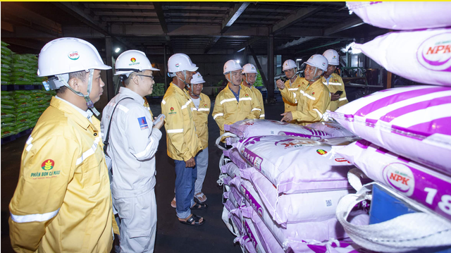 Công ty Phân bón Cà Mau đón nông dân tham quan nhà máy - Ảnh 2.