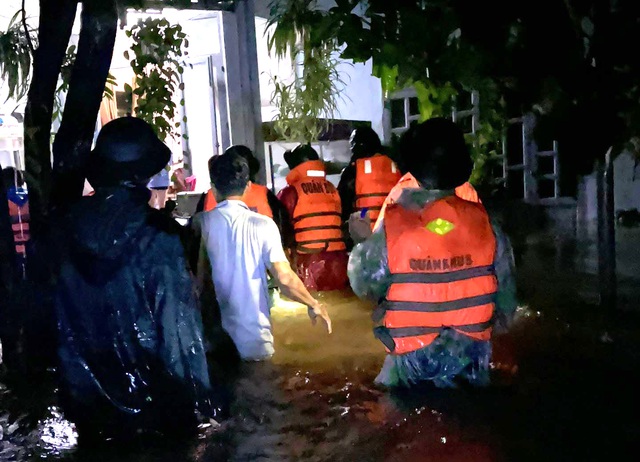 Đà Nẵng: Các lực lượng vũ trang kịp thời ứng cứu người dân - Ảnh 1. Đà Nẵng: Các lực lượng vũ trang kịp thời ứng cứu người dân - Ảnh 1.