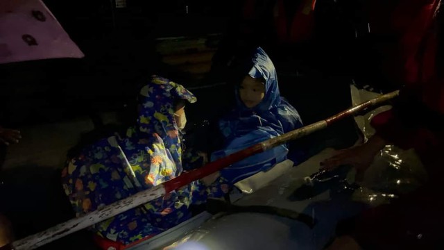 Lực lượng vũ trang ứng cứu người dân tại 'rốn lũ' Đà Nẵng - Ảnh 3. Lực lượng vũ trang ứng cứu người dân tại 'rốn lũ' Đà Nẵng - Ảnh 3.