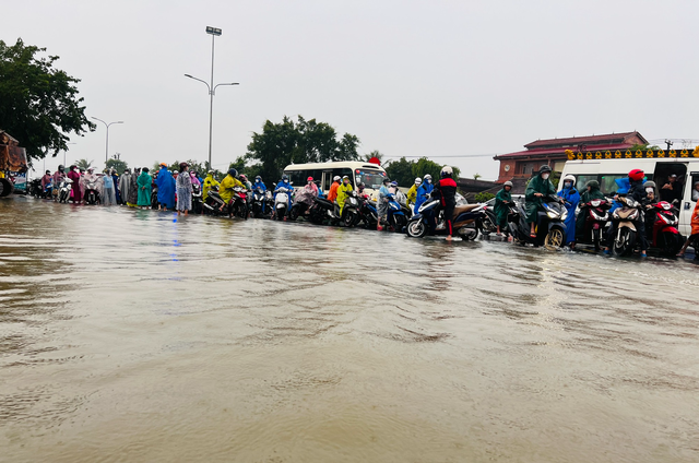 Nước lũ tràn qua QL1A, Quảng Nam cảnh báo rủi ro thiên tai cấp 3 - Ảnh 1.