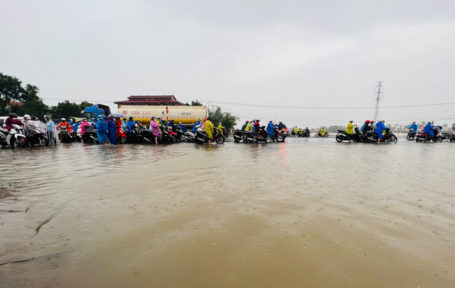Nước lũ tràn qua QL1A, Quảng Nam cảnh báo rủi ro thiên tai cấp 3 - Ảnh 3.