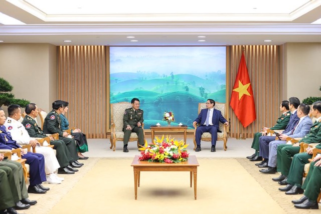Thủ tướng Phạm Minh Chính tiếp Tổng Tư lệnh Quân đội Hoàng gia Campuchia - Ảnh 3.