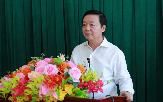 Phó Thủ tướng Trần Hồng Hà chung vui với thầy trò tỉnh Hà Tĩnh nhân Ngày Nhà giáo Việt Nam- Ảnh 1.