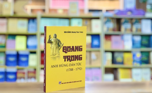 Ra mắt ấn phẩm khắc họa rõ nét cuộc đời vua Quang Trung- Ảnh 1.