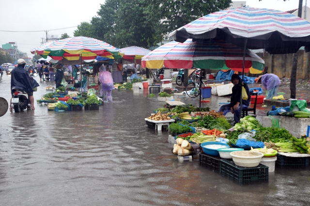 Những lưu ý về an toàn thực phẩm khi mưa bão, ngập lụt- Ảnh 1.