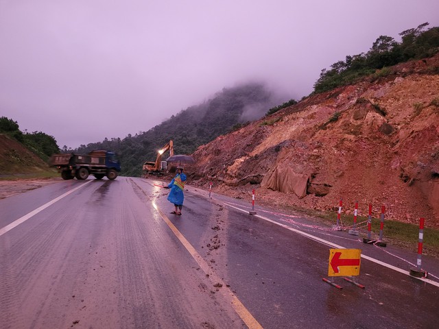Khẩn trương khắc phục điểm sạt lở tuyến cao tốc La Sơn – Túy Loan- Ảnh 3.