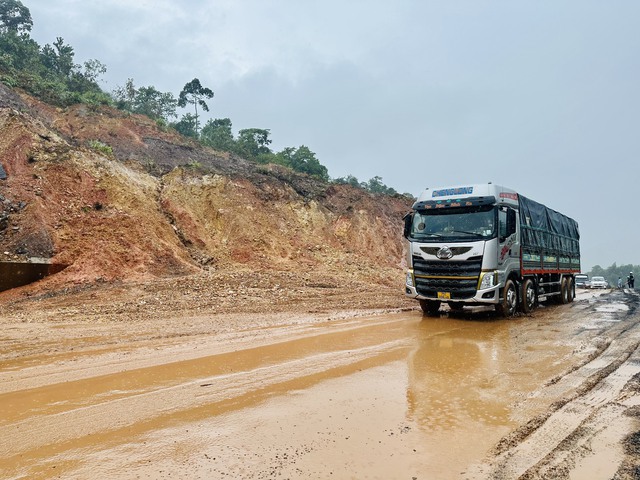 Khẩn trương khắc phục điểm sạt lở tuyến cao tốc La Sơn – Túy Loan- Ảnh 2.
