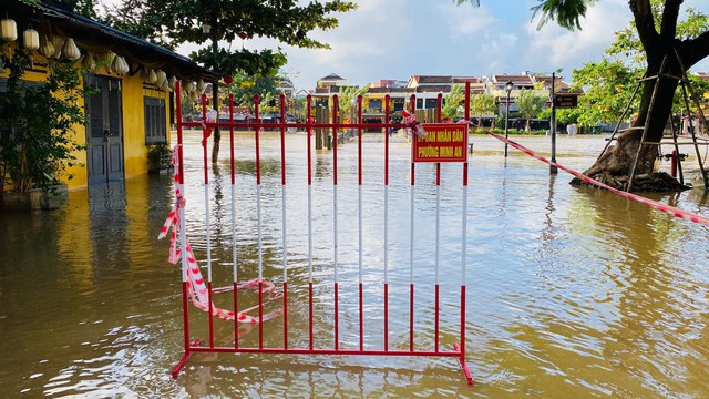Nước sông dâng cao làm ngập lụt phố cổ Hội An- Ảnh 4.