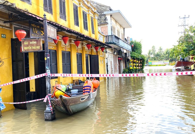 Nước sông dâng cao làm ngập lụt phố cổ Hội An- Ảnh 3.
