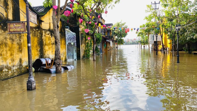 Nước sông dâng cao làm ngập lụt phố cổ Hội An- Ảnh 2.