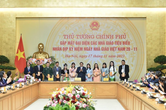 Thủ tướng tặng quà đại diện các nhà giáo tiêu biểu - Ảnh: VGP/Quang Thương