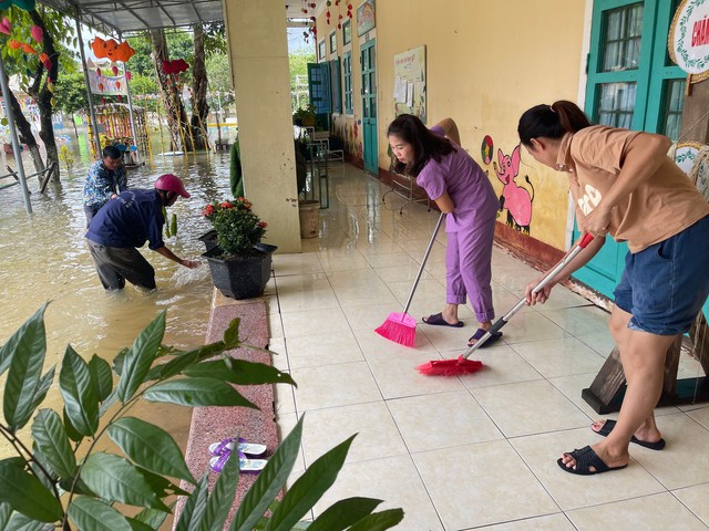 Quảng Trị: Giáo viên vùng rốn lũ khẩn trương dọn bùn đất sau mưa lũ- Ảnh 2.