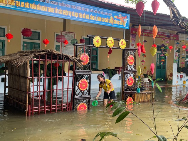 Quảng Trị: Giáo viên vùng rốn lũ khẩn trương dọn bùn đất sau mưa lũ- Ảnh 1.