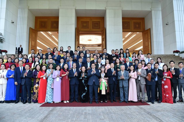 Thủ tướng chụp ảnh lưu niệm với các thầy cô giáo tại buổi gặp mặt - Ảnh: VGP/Quang Thương