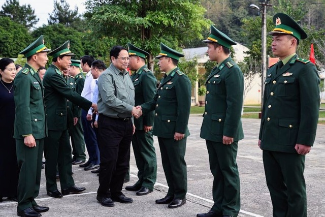 Thủ tướng thăm Đồn Biên phòng và dâng hương tưởng niệm các liệt sĩ tại Lai Châu- Ảnh 1.