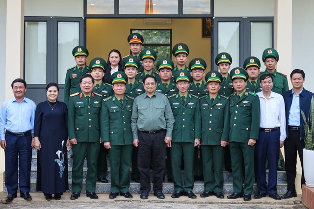 Thủ tướng thăm Đồn Biên phòng và dâng hương tưởng niệm các liệt sĩ tại Lai Châu- Ảnh 4.