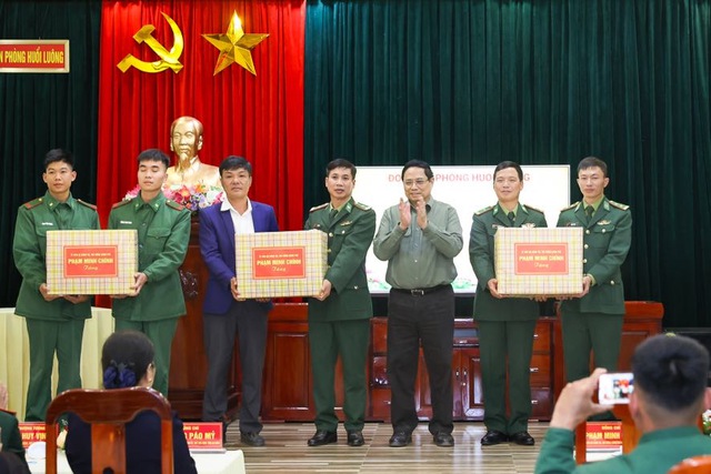 Thủ tướng thăm Đồn Biên phòng và dâng hương tưởng niệm các liệt sĩ tại Lai Châu- Ảnh 3.