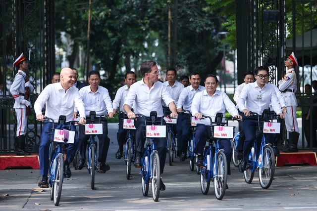 Thủ tướng Phạm Minh Chính và Thủ tướng Hà Lan cùng đạp xe dạo phố Hà Nội - Ảnh 1.