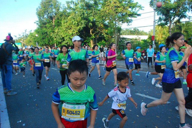  6.000 vận động viên tham gia Giải chạy Bepharco Bến Tre Marathon 2023 - Ảnh 2.