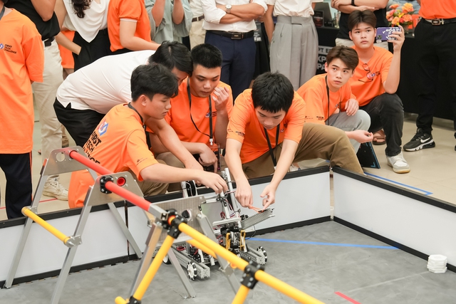 ĐH FPT tổ chức giải thi đấu robot quy mô toàn cầu tại Việt Nam - Ảnh 1.