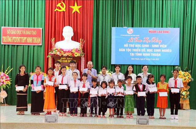 Trao học bổng cho học sinh, sinh viên dân tộc thiểu số tỉnh Ninh Thuận - Ảnh 1.