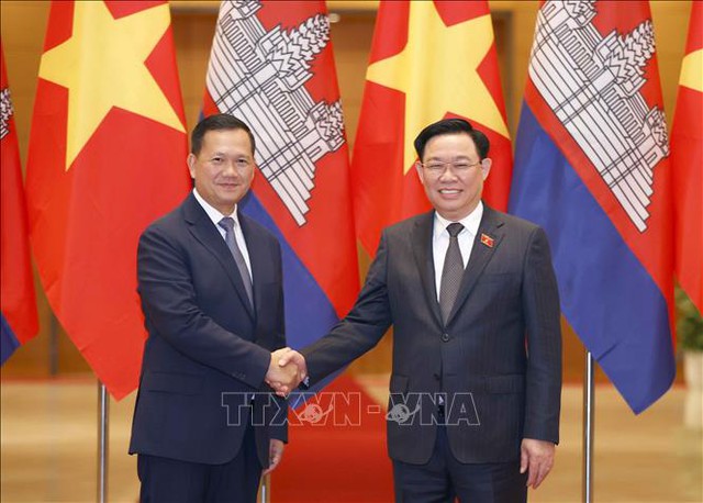Chủ tịch Quốc hội Vương Đình Huệ hội kiến Thủ tướng Campuchia Hun Manet- Ảnh 1.