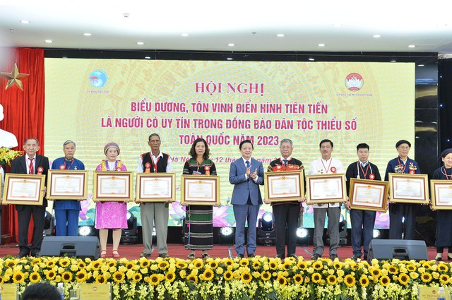 Tôn vinh những gương sáng giúp đồng bào dân tộc thấy, hiểu, tin và làm theo- Ảnh 4.