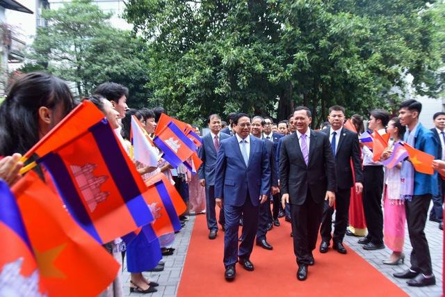 Hai Thủ tướng Việt Nam, Campuchia giao lưu với sinh viên, thế hệ trẻ hai nước- Ảnh 1.
