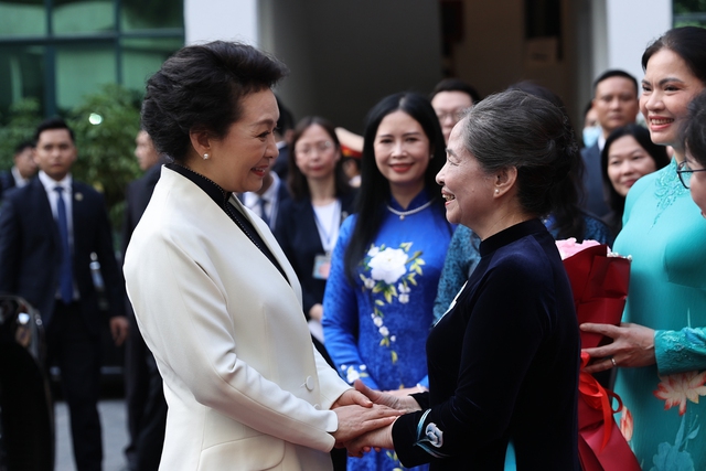 Phu nhân Tổng Bí thư Nguyễn Phú Trọng và Phu nhân Tổng Bí thư, Chủ tịch nước Trung Quốc thăm Bảo tàng Phụ nữ Việt Nam- Ảnh 1.