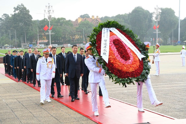 Tổng Bí thư, Chủ tịch nước Trung Quốc Tập Cận Bình vào Lăng viếng Chủ tịch Hồ Chí Minh- Ảnh 1.