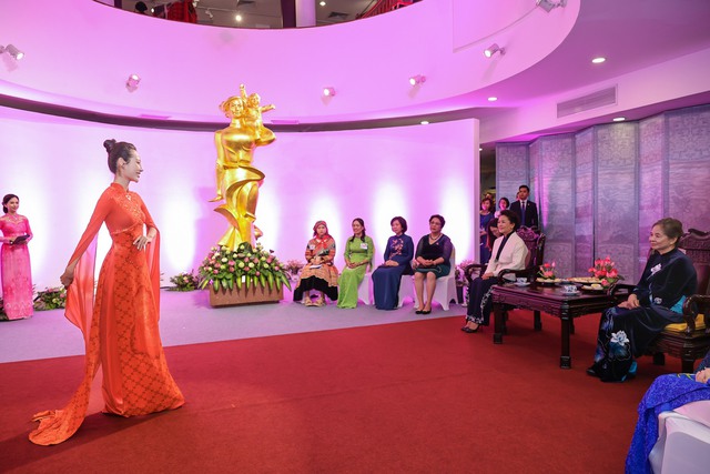 Hai Phu nhân Tổng Bí thư Việt Nam, Trung Quốc cùng thưởng thức nghệ thuật truyền thống Việt Nam- Ảnh 6.