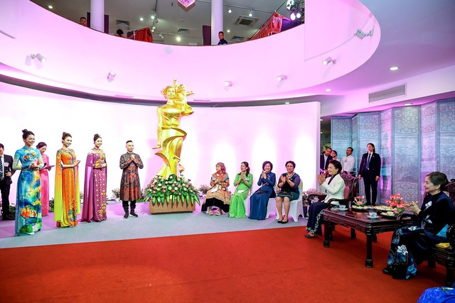 Hai Phu nhân Tổng Bí thư Việt Nam, Trung Quốc cùng thưởng thức nghệ thuật truyền thống Việt Nam- Ảnh 1.
