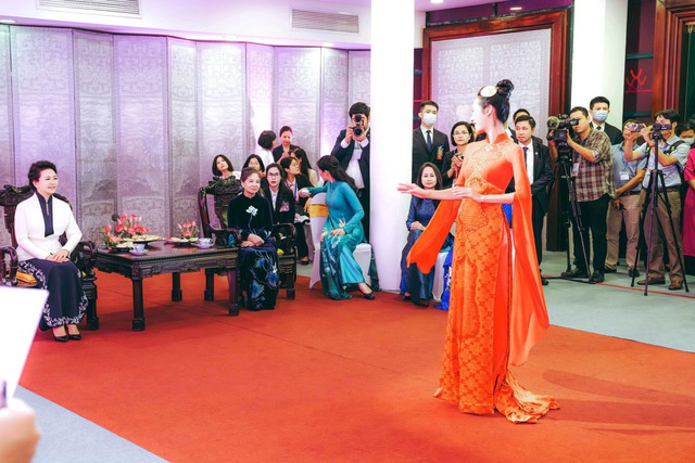 Hai Phu nhân Tổng Bí thư Việt Nam, Trung Quốc cùng thưởng thức nghệ thuật truyền thống Việt Nam- Ảnh 7.