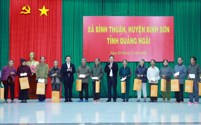 Chủ tịch nước Võ Văn Thưởng tặng quà các gia đình chính sách, hộ nghèo ở Quảng Ngãi- Ảnh 2.