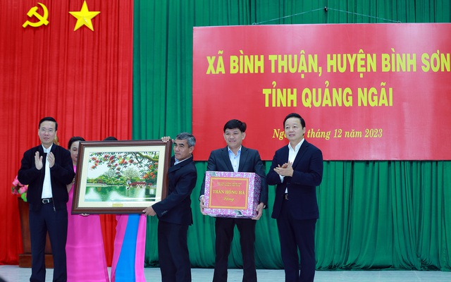 Chủ tịch nước Võ Văn Thưởng tặng quà các gia đình chính sách, hộ nghèo ở Quảng Ngãi- Ảnh 3.