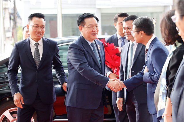 Chủ tịch Quốc hội thăm và làm việc tại Liên doanh của Viettel tại Lào- Ảnh 1.