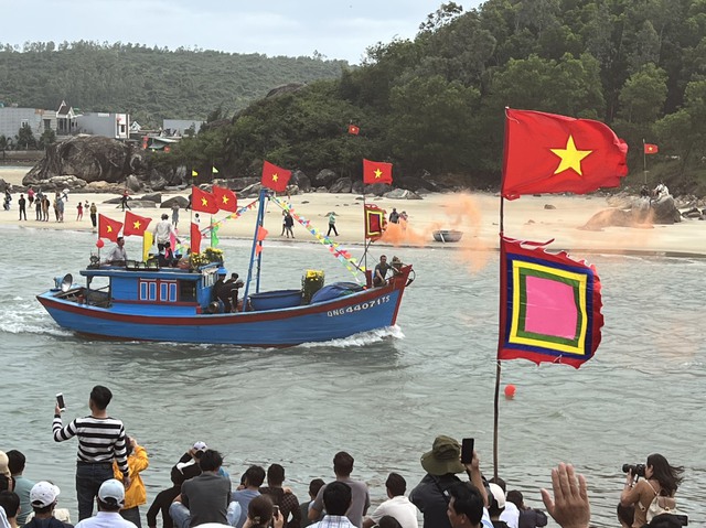 Ngư dân Quảng Ngãi đồng loạt vươn khơi khai thác hải sản đầu năm - Ảnh 1.