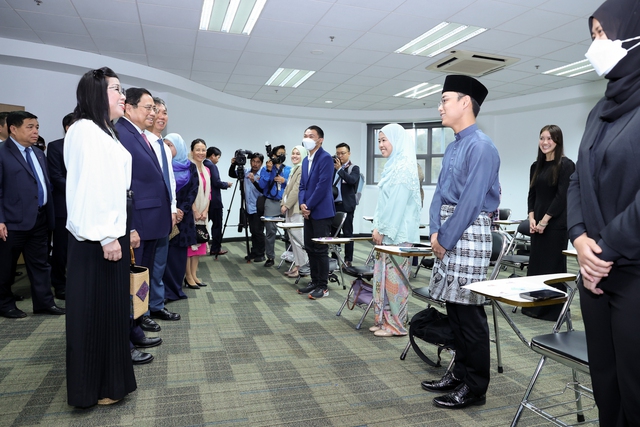Thủ tướng thăm Đại học Quốc gia và lớp học tiếng Việt tại Brunei - Ảnh 3. Thủ tướng thăm Đại học Quốc gia và lớp học tiếng Việt tại Brunei - Ảnh 3.