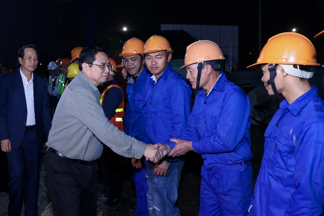 Thủ tướng khảo sát khu công nghiệp, dự án nhà ở công nhân tại Quảng Ninh - Ảnh 2.