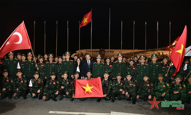 76 chiến sĩ QĐND Việt Nam lên đường sang Thổ Nhĩ Kỳ hỗ trợ khắc phục hậu quả động đất - Ảnh 1.