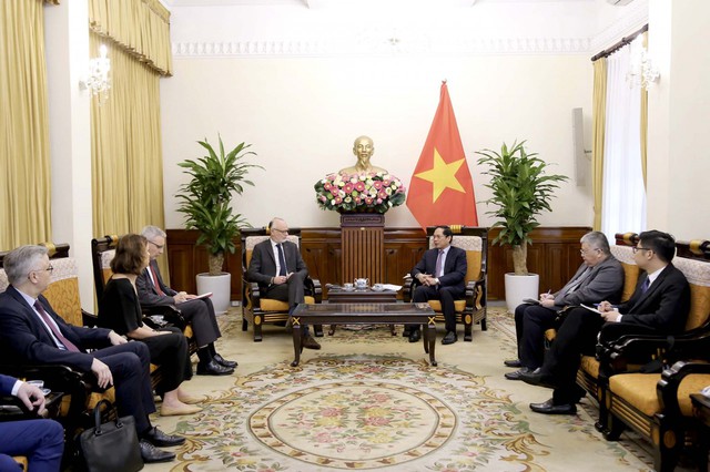 Bộ trưởng Ngoại giao Bùi Thanh Sơn tiếp cựu Thủ tướng Pháp Edouard Philippe - Ảnh 2.
