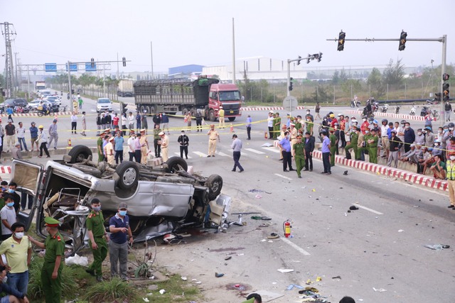 Khẩn trương khắc phục hậu quả vụ TNGT thảm khốc làm 8 người tử vong tại Quảng Nam - Ảnh 7.