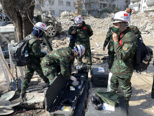 QĐND Việt Nam khẩn trương cứu nạn tại Thổ Nhĩ Kỳ: Chiến thuật cứu hộ hiệu quả - Ảnh 4.