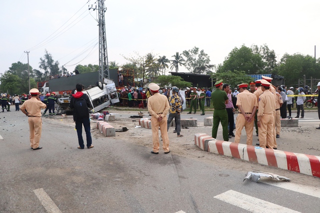 Khẩn trương khắc phục hậu quả vụ TNGT thảm khốc làm 8 người tử vong tại Quảng Nam - Ảnh 2.
