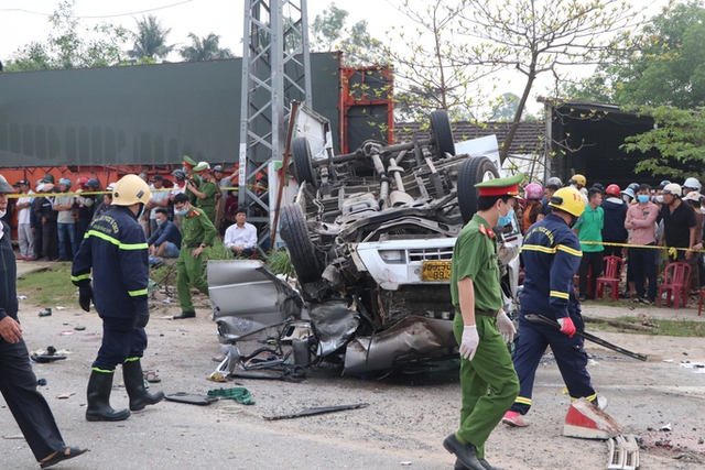 Khẩn trương khắc phục hậu quả vụ TNGT thảm khốc làm 8 người tử vong tại Quảng Nam - Ảnh 4.