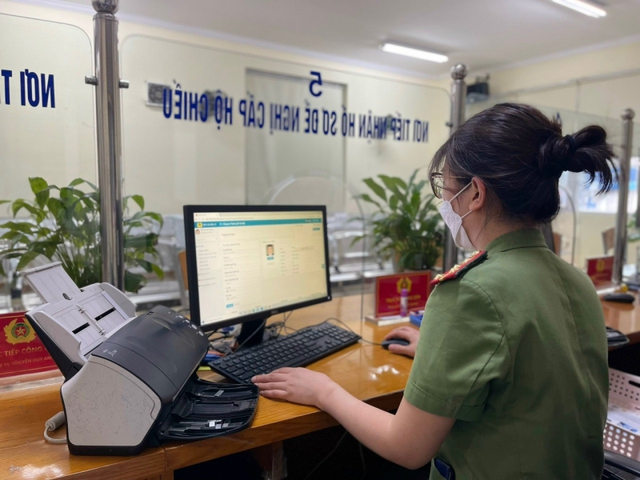 Từ 1-3-2023 sẽ triển khai cấp Hộ chiếu phổ thông có gắn chíp điện tử cho công dân Việt Nam - Ảnh 1.
